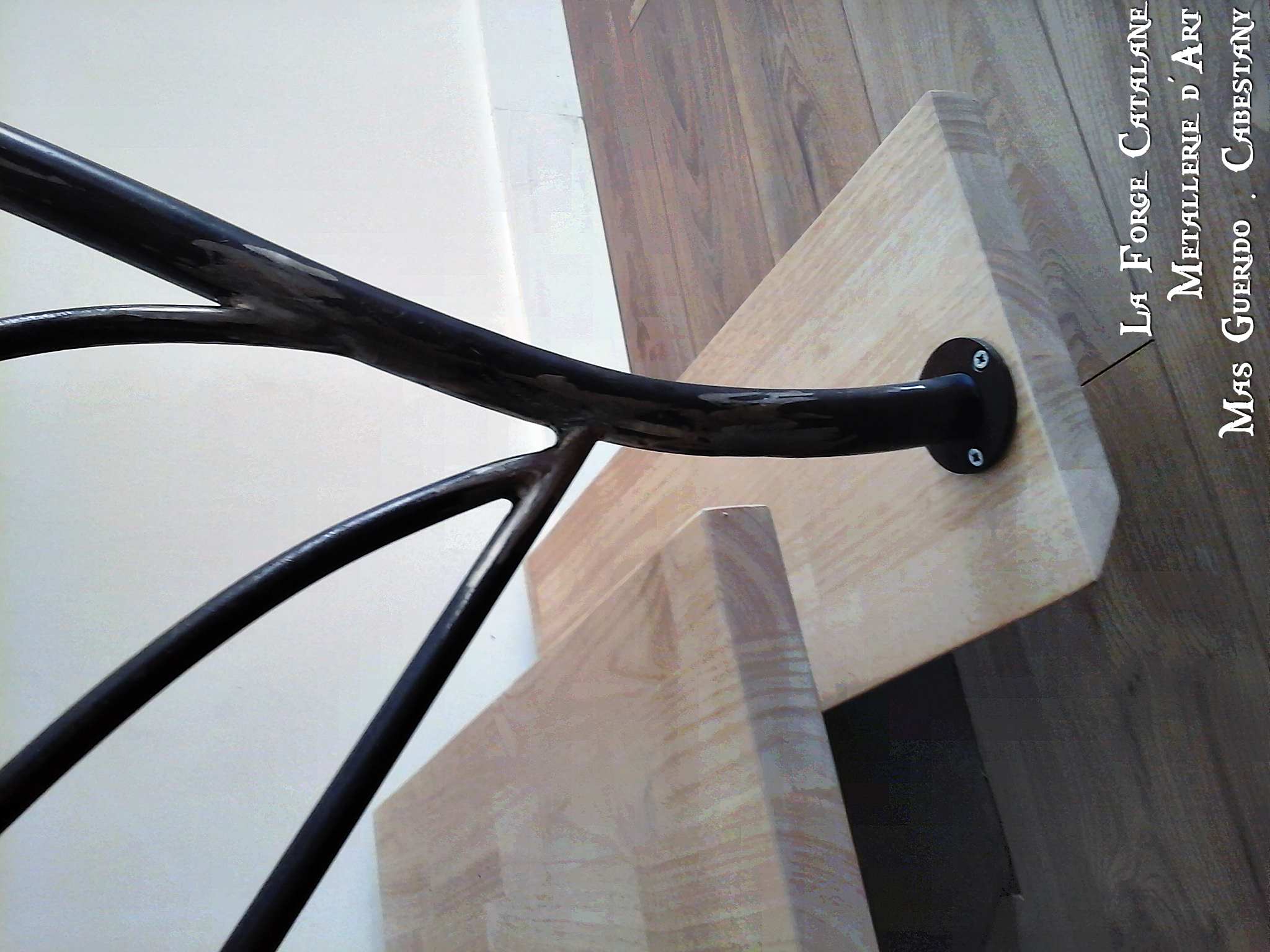 detail rampant escalier main courante tube rond et remplissage rondin effet vagues fer forge catalane (3).jpg